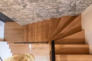 Habillage d’un escalier en chêne massif, garde-corps acier-verre à Menthon Saint Bernard