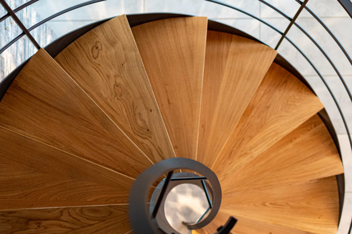 Escalier en colimaçon design sur mesure en bois et en acier à Veyrier du Lac, Annecy