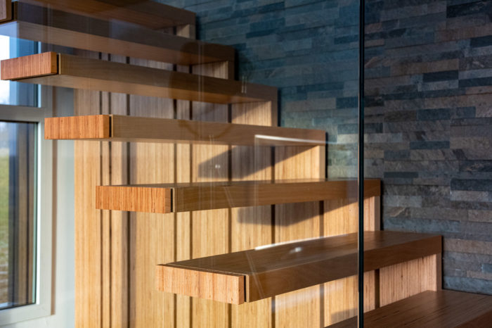 Escalier sur mesure en bois avec garde-corps vitré à Cranves-Sales