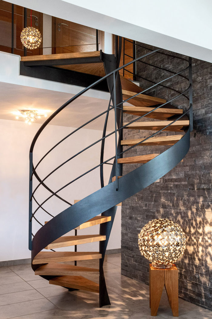 Escalier en colimaçon design sur mesure en bois et en acier à Veyrier du Lac, Annecy