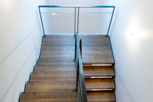 Escalier demi tournant en bois teinté sur mesure avec garde-corps en verre à Amancy