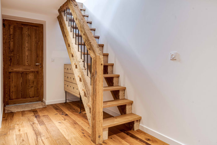 Escalier droit en vieux bois à Annecy le vieux, avec barreaux verticaux en acier