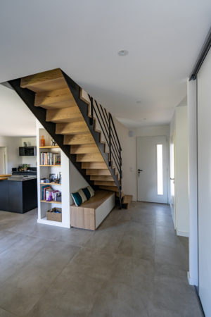 Escalier avec marches et contremarches en frêne
