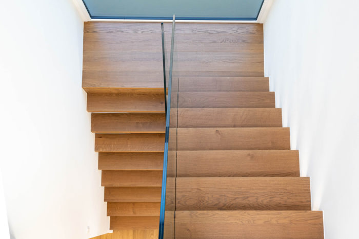 Habillage d’un escalier avec marches en bois massif et palier intermédiaire
